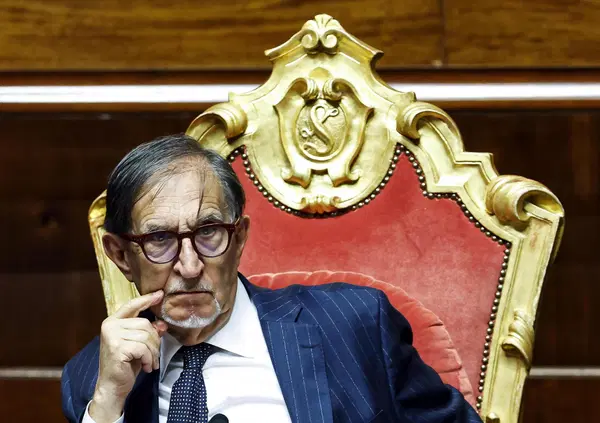 Signori, ecco il nostro presidente del Senato La Russa: &ldquo;Non &egrave; male una seduta a tre con la Gelmini e con la Carfagna&rdquo;. Il vero talento di Ignazio Benito &egrave; trasformare una sede istituzionale nel bar sotto casa
