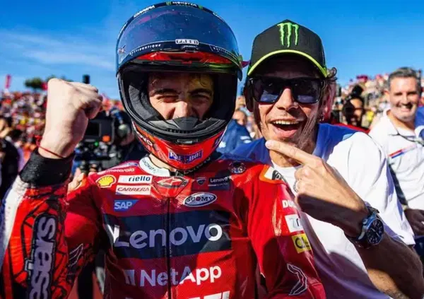 Valentino Rossi se ne f*tte del politically correct: &ldquo;Mi piacerebbe che alla Ducati si impegnassero come fa Pecco&rdquo;. E Bagnaia risponde serafico