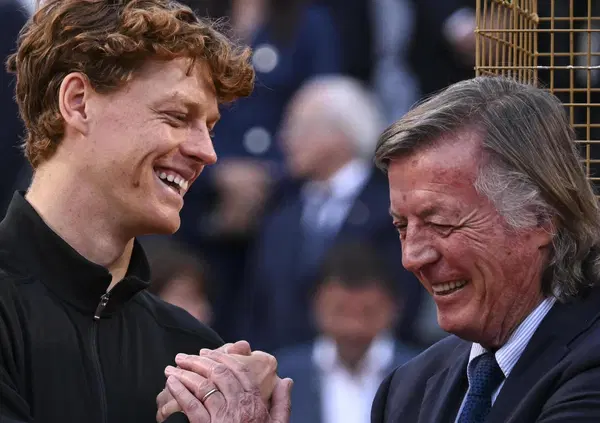 Adriano Panatta, la carezza a Sinner e il confronto tra i due mondi: &ldquo;Io ho divertito l&rsquo;Italia, Jannik la fa vincere&rdquo;. L&rsquo;appuntamento &egrave; al Roland Garros: &ldquo;Non vedo l&rsquo;ora di dargli la coppa a Parigi&rdquo;