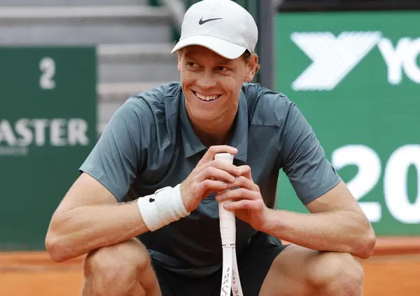 Massimo Cacciari smonta il mito di Sinner e annuncia la morte del tennis: "Il livello si &egrave; abbassato". E sui social gli risponde Paolo Bertolucci: "Sentivo la mancanza di esperti"