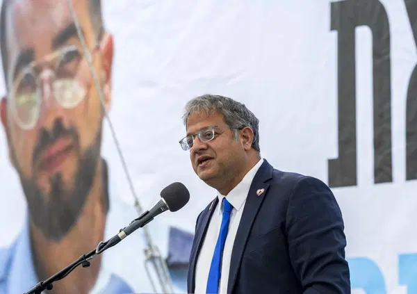 Chi &egrave; Itamar Ben Gvir, il ministro israeliano che ha fatto inginocchiare gli attivisti della Flotilla? Ce lo dicono i politici, da Mattarella a Conte: &ldquo;spettacolo vergognoso&rdquo;, &ldquo;pirati&rdquo;, &ldquo;farabutti criminali&rdquo;