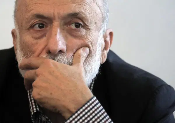 La lezione di Carlo Petrini, il fondatore di Slow Food (e non solo). Il ricordo serio ma onesto del critico Visintin: "Uomo delle utopie, ha coltivato l&rsquo;icona di se stesso". Quello che ci mancher&agrave;? " La sua speranza donchisciottesca" 