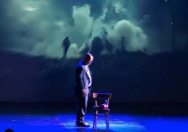 Siamo stati allo spettacolo teatrale di Marco Rizzo, il comunista che non crede pi&ugrave; alla politica ma alla figa s&igrave;: dal bacio rubato ad Alba Parietti al video con le gnocche da milioni di views 