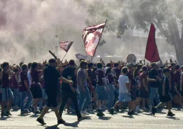 Rabbia ultras a Torino: un tifoso della Juventus &egrave; in codice rosso, sui social circola l&rsquo;ipotesi del lacrimogeno. La curva bianconera si svuota e i granata tolgono gli striscioni per solidariet&agrave;