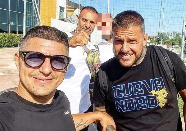 &ldquo;Chi non salta Andrea Beretta &egrave;&rdquo;: mentre il processo per l&rsquo;omicidio Boiocchi va avanti, dagli spalti della Kings League partono i cori contro l&rsquo;ex capo ultras di curva Nord ora pentito