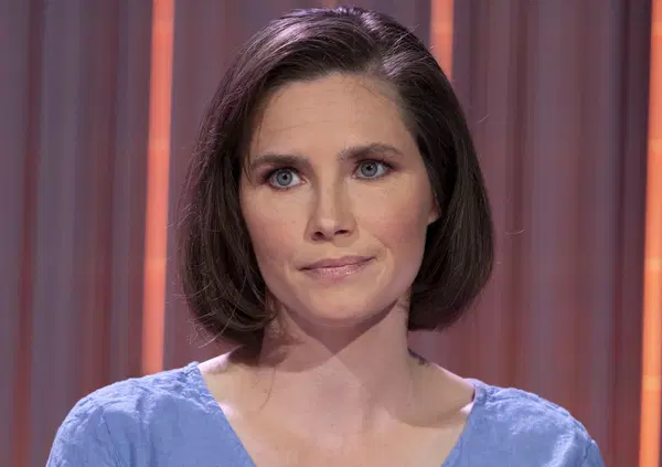 Amanda Knox fa morir dal ridere: adesso si reinventa anche stand up comedian per il Fringe Festival di Edimburgo