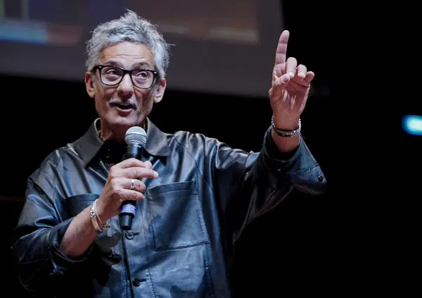 Fiorello nuovo eroe civico: riforma il palinsesto come Nino Frassica, difende il Teatro delle Vittorie in vendita e attacca le pale eoliche a Orvieto