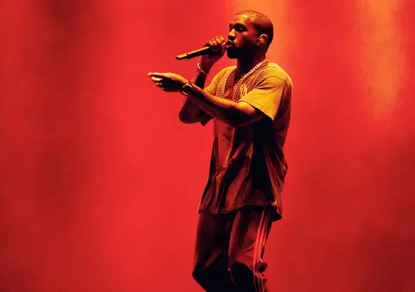Kanye West e la solita ipocrisia italiana: vietano il concerto a Reggio Emilia dopo mesi di accuse di antisemitismo, ma usano la scusa dei &ldquo;problemi di sicurezza&rdquo; per lavarsene le mani