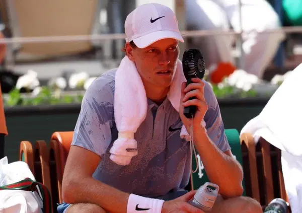 Sinner si &egrave; fermato durante il Roland Garros per colpa...dei suoi capelli?