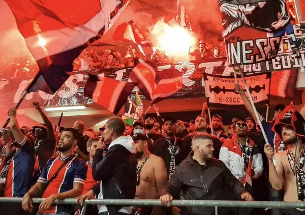 Le botte da finale di Champions: ecco le immagini degli scontri nella notte tra ultras di Psg e Arsenal a Budapest. E Parigi tira su le difese: 22mila agenti e barricate sugli Champs-Elys&eacute;es
