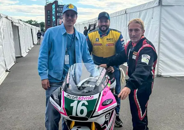 Sull&rsquo;Isola di Man per entrare nella storia del Tourist Trophy: Andrea Majola corre con la Paton brandizzata Esco*t Advisor. E pure Brad Pitt si ferma a guardare