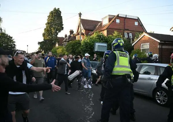 L&rsquo;omicidio di Henry Nowak fa esplodere l&rsquo;Inghilterra: le immagini degli scontri di Southampton. In prima linea contro la polizia esponenti dell&rsquo;estrema destra, un ex ultras (vicino a Elon Musk) e cristiano-nazionalisti