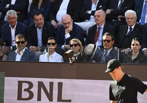 Ma perch&eacute; la Federtennis (finanziata in parte da denaro pubblico) decide di scendere in campo per salvare La Stampa (privato)? La risposta &egrave; pi&ugrave; complessa del previsto, c&rsquo;entrano Sechi-Angelucci, Chiara Appendino e un braccio di ferro con il governo