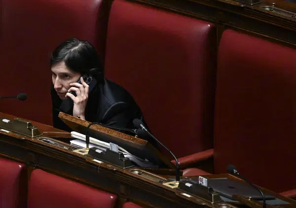 Cara sinistra, cos&rsquo;hai in testa? Il burka! Il campo largo perde per colpa di Gaza e Islam e la destra lo ha capito (non solo alle comunali). Che fine ha fatto la cara vecchia lotta di classe?