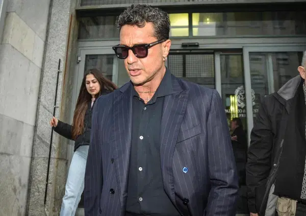 Anche i conti sono "falsissimi": Fabrizio Corona fa crollare i guadagni di Alfonso Signorini