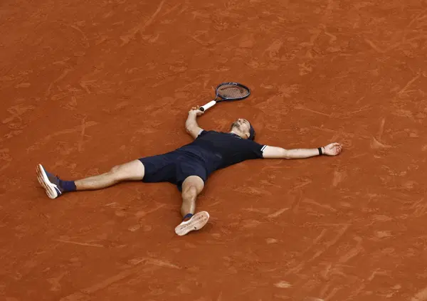 La vittoria appartiene al pi&ugrave; tenace. Zverev nella guerra sporca della terra rossa di Parigi ha spezzato la sua condanna 