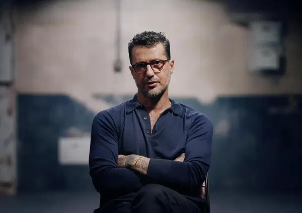Fabrizio Corona incita una folla di ragazzi a inneggiare al Duce. Curioso come 'l'intrattenimento' oggi vada sempre verso la destra (estrema), vero?