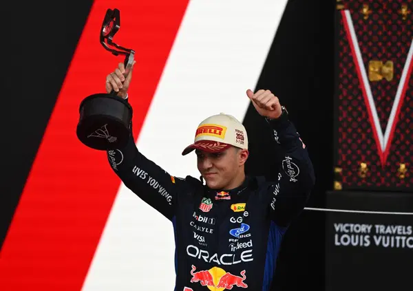 Ma che personaggio &egrave; Isack Hadjar? Prima si prende il podio a Monaco con una Red Bull disastrata, poi fa guardare a Hamilton la MotoGP in conferenza stampa: che classe