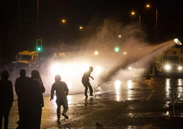 Il Regno Unito &egrave; fuori controllo: aggressioni razziste, scontri con la polizia, rivolte anti migranti. E c'&egrave; la &ldquo;manina&rdquo; dell'estrema destra: &egrave; tutto un caso?