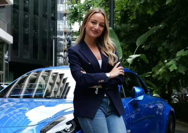 Vita, rivincite, motori e F1 con Carolina Tedeschi: &ldquo;Dalla cameretta a Sky, la recitazione &egrave; stata la chiave. Lo faccio per la mia famiglia&rdquo;. Poi su Kimi, il Bez, l&rsquo;incontro con la famiglia di Senna, l&rsquo;Alpine, la Dakar e quel sogno irrealizzabile&hellip;