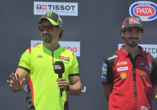 A Misano c&rsquo;&egrave; Gigi con la Ducateria: Nicol&ograve; Bulega &ldquo;va a spasso&rdquo; nel venerd&igrave; di SBK, ma &egrave; di mercato e MotoGP che parlano tutti