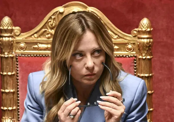 Meloni difesa dal Corriere &egrave; diventata il sistema che la &ldquo;underdog&rdquo; della destra doveva riformare. E ora agli estremisti restano soltanto le lacrime di Vannacci all&rsquo;assemblea di Futuro Nazionale