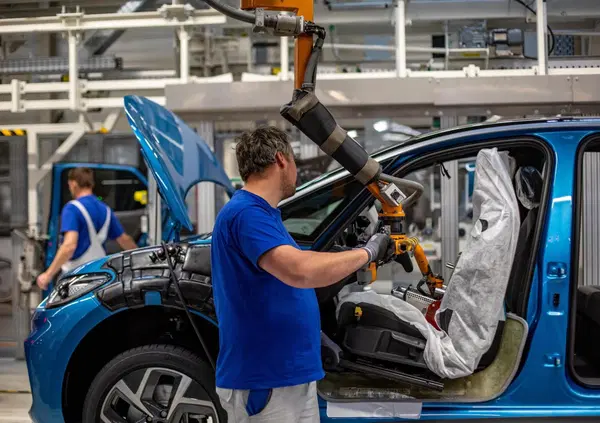 &Egrave; l'Armageddon dell'automotive europeo? La crisi industriale, la concorrenza della Cina e il possibile rilancio: intervista definitiva al professor Francesco Zirpoli, autore del libro &ldquo;Auto-Distruzione&rdquo;
