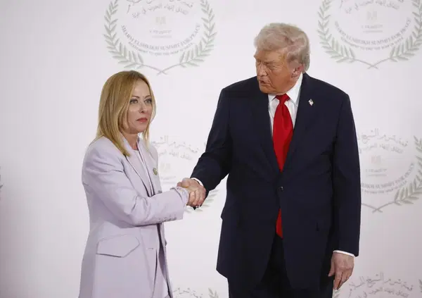 Giorgia Meloni risponde a Trump (che ha appena perso una guerra), ma avete capito chi sono i &ldquo;nemici dell'Occidente&rdquo; di cui parla nel video? Putin e Iran. Voce rotta, frecciatina e un segnale per l'Europa