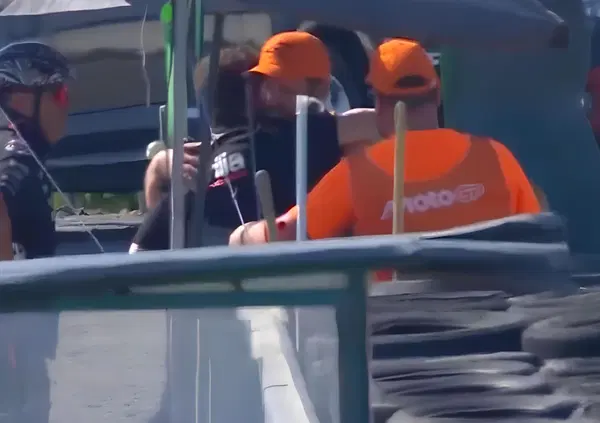 Le scuse di Bezzecchi, l&rsquo;abbraccio e le lacrime col marshall, la solerzia dei commissari e la compostezza di Aprilia: basta favole, torniamo alla MotoGP ora?