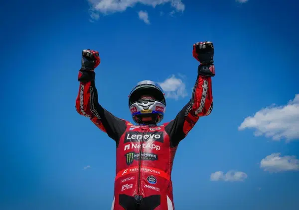 Bagnaia e Ogura su Marquez, i piloti sulla squalifica a Bezzecchi e quello che non avete visto dalla TV nella domenica della MotoGP a Brno