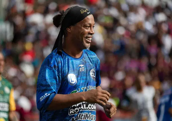 Il Ravenna vuole diventare l&rsquo;Harry&rsquo;s Bar del calcio italiano? Il figlio di Cipriani ingaggia Ronaldinho, che sul campo &egrave; Jimmy Page e fuori fa il testimonial 
