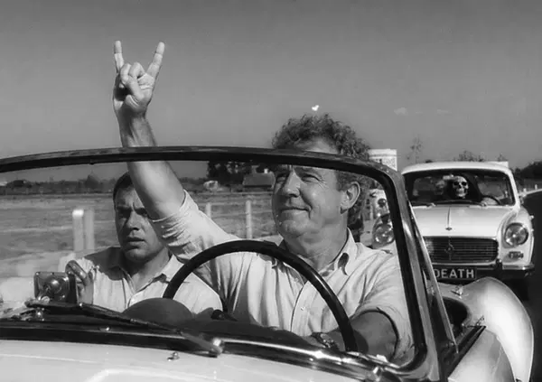 Jeremy Clarkson corre pi&ugrave; veloce della morte e il suo cancro &egrave; in remissione, ma il vero miracolo &egrave; un altro: &ldquo;Guido molto pi&ugrave; piano, faccio molte passeggiate e mangio vegetariano&rdquo;