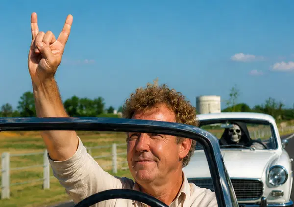 Jeremy Clarkson corre pi&ugrave; veloce della morte e il suo cancro &egrave; in remissione, ma il vero miracolo &egrave; un altro: &ldquo;Guido molto pi&ugrave; piano, faccio molte passeggiate e mangio vegetariano&rdquo;