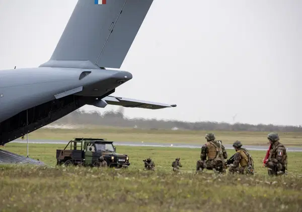 La Francia di Macron ha lanciato un'opa militare sull'Ue. E la Germania si riarma con la Russia nel mirino. Ma mentre guardiamo gli Usa di Trump vi siete accorti di cosa succede in Europa?