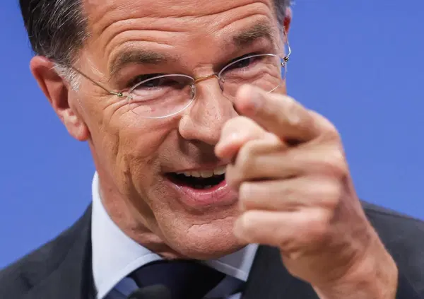 Davvero 500 caccia americani sono decollati dalle basi Nato italiane? &ldquo;Rutte ha voluto ingraziarsi il 'daddy' Trump, che considera i suoi alleati dei sudditi&rdquo; parla il generale Vincenzo Camporini