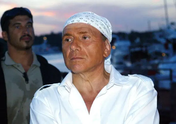 Dalla bandana alla kefiah: gli emiri del Qatar si comprano Villa Certosa e si portano via il cadavere del berlusconismo