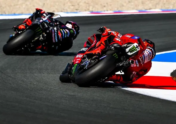 La griglia di Assen &egrave; di nuovo A-Style: tutte le Aprilia davanti, la prima Ducati &egrave; di Bagnaia. Ennesimo disastro KTM con Acosta