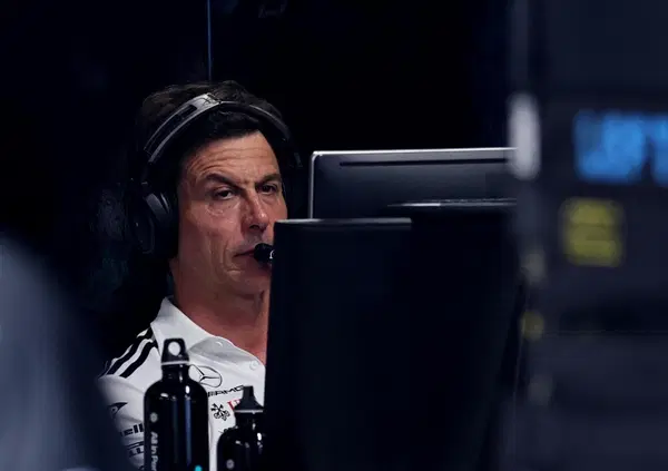 Toto Wolff a sprangate sulla Ferrari: &ldquo;Sono gli unici che non rallentano gli sviluppi, presto finiranno i soldi del budget cap&rdquo;. Da Maranello rispondono in vista di Silverstone
