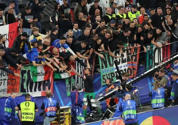 La &ldquo;violenza privata&rdquo; degli Ultras Italia: le accuse ai danni del gruppo di supporter della Nazionale. Ma chi sono i &ldquo;ragazzi tricolore&rdquo;? Tra estrema destra e &ldquo;buu&rdquo; a Balotelli