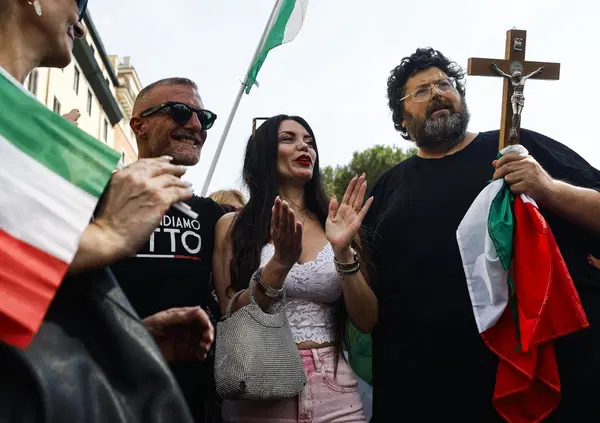 Alla destra piace lo scisma dei Lefebvriani? Parla Adinolfi: &ldquo;Forza Nuova alla consacrazione dei vescovi a &Eacute;c&ocirc;ne &egrave; fumo negli occhi. Io? Con il Papa e sotto di lui&rdquo;