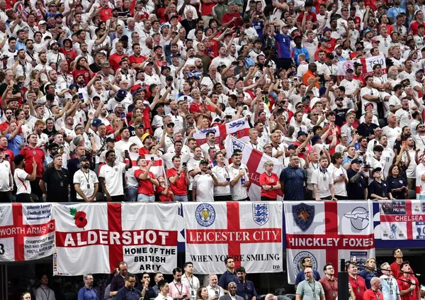 Gli inglesi hanno smesso di essere hooligan e&nbsp;Wonderwall &egrave; il nuovo inno di questo Mondiale.&nbsp;Sessant'anni dopo, i leoni ruggiscono senza arroganza (e fanno pi&ugrave; paura)