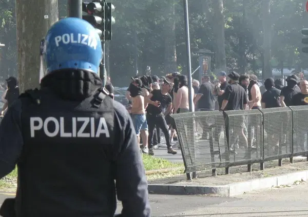Nessuna bottigliata, per la Procura di Torino &egrave; stato un lacrimogeno sparato da un agente a colpire il tifoso della Juve durante gli scontri tra ultras e polizia prima del derby