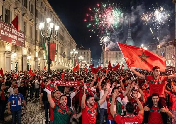 Non rompete il caz*o ai tifosi del Marocco a Torino che sparano fuochi d&rsquo;artificio durante i Mondiali. O fatelo pure con gli italiani tutte le volte che vincono una partita