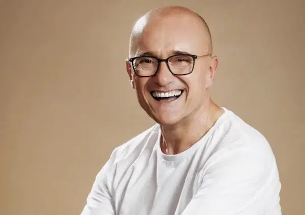 Alfonso Signorini nel confessionale di Hoara Borselli: dopo lo scandalo, l&rsquo;addio al Grande Fratello e il silenzio, davvero &egrave; felice &ldquo;di non avere pi&ugrave; nessuno sul mio carro&rdquo; o &egrave; solo scena?