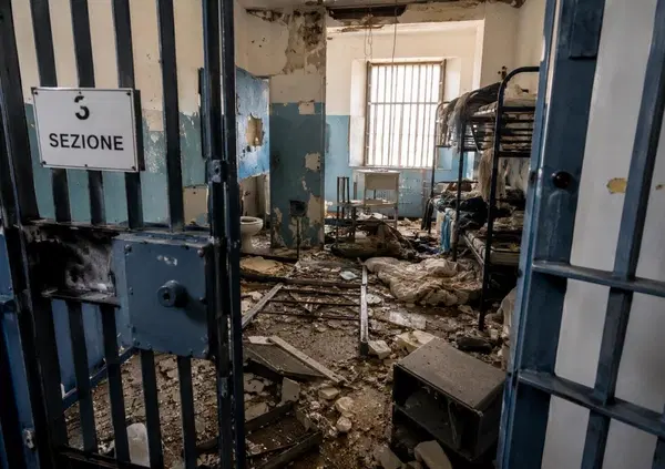 Sveglia! Scoppia la rivolta nel carcere di Enna e il vero motivo non &egrave; un fulmine o un problema alla linea telefonica, ma la situazione invivibile (e invisibile) nelle prigioni italiane