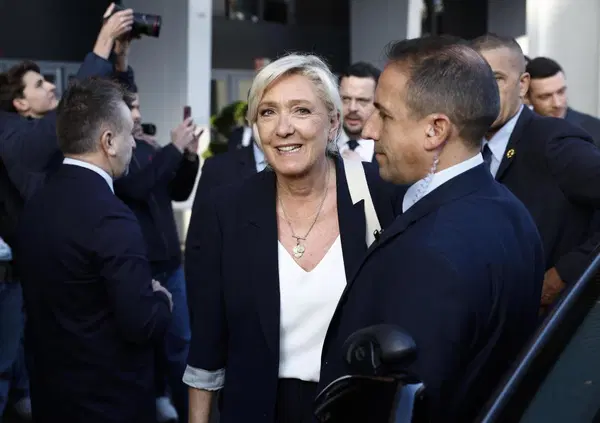 Signori, in Francia hanno appena fatto vincere l'estrema destra: Marine Le Pen condannata e ora il suo partito Rassemblement National esploder&agrave; alle elezioni