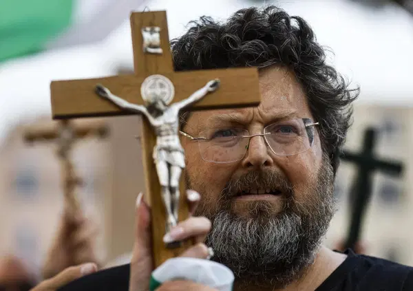 I co**oni vanno incu**ti? Su Mario Adinolfi come Wanna Marchi, le crocifissioni social e il solito dubbio tra Ges&ugrave; e Barabba