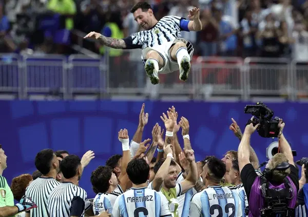 Qu&eacute; locura il Mondiale! Noi ce lo siamo fatti raccontare da chi il Sudamerica lo conosce davvero: Carlo Pizzigoni su Bielsa, l&rsquo;Argentina di Messi e quel &ldquo;genio semplice&rdquo; di Lele Adani