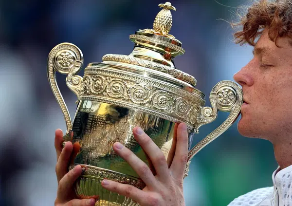Prima lo schiaffo, poi la rimonta (da campione): Sinner ribalta un grande Zverev ed &egrave; di nuovo Re sull'erba di Wimbledon