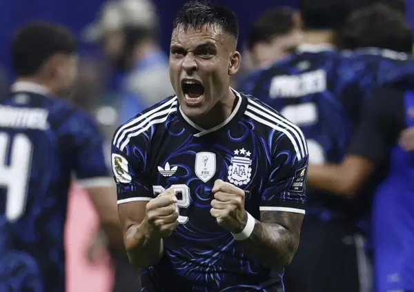 Mamma mia quanto ci fa godere Lautaro Martinez con l&rsquo;Argentina. Il Toro di Bahia Blanca spegne gli hater e urla in faccia al mondo: &egrave; un giocatore assoluto
